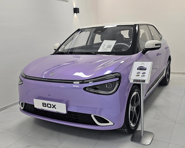 Roza vozilo Dongfeng Box bočno od spredaj predstavljeno v prodajnem mestu Avto GR