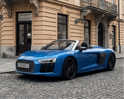 Rabljeno vozilo Audi R8 modre barve pred kavarno in galerijo