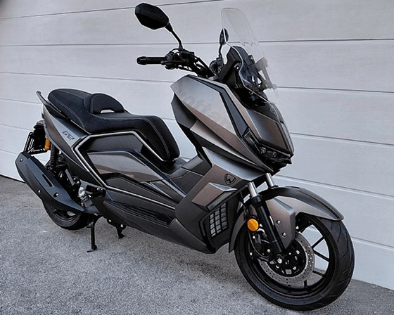 Siv skuter GT2 ABS TCS s prostornino motorja 300 ccm pred garažnimi vrati