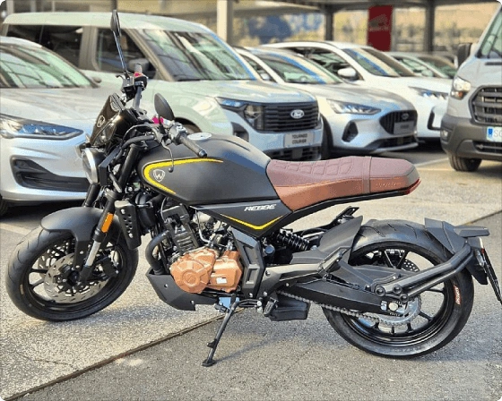 Sivo motorno kolo Rebbe 125 ccm na parkirnem prostoru