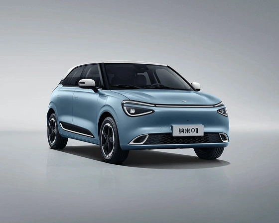 Pogled od spredaj in na bok modrega vozila Dongfeng Box